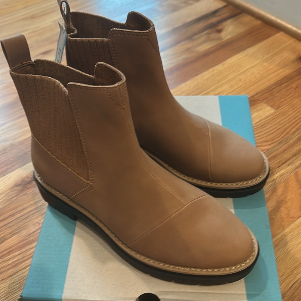 Tom’s cort bootie size 7